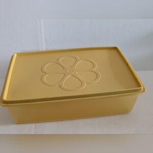 VINTAGE Rubbermaid Yellow Storage Container. 6 Quarts.